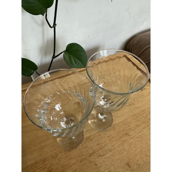 Two Large glass swirled drinkware - Picture 5 of 7